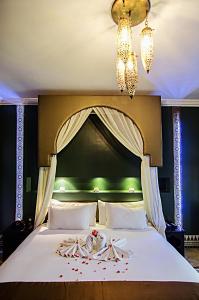 Postel nebo postele na pokoji v ubytování Palais Ommeyad Suites & Spa