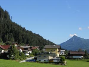 ein Dorf mit einem Berg im Hintergrund in der Unterkunft Appartement Gschwandtner in Eben im Pongau