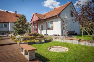 a backyard with a bench and a house at Domek w ogrodzie in Chełmno