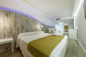 Łóżko lub łóżka w pokoju w obiekcie Welikehotel Triton Beach