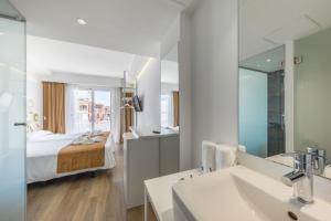 Łóżko lub łóżka w pokoju w obiekcie Welikehotel Triton Beach