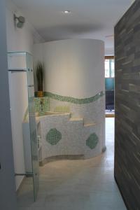 La salle de bains est pourvue d'une douche et d'un lavabo. dans l'établissement Hotel Post, à Bad Mitterndorf