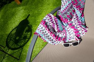 馬拉加的住宿－Holidays2Malaga Suites，坐在草地上椅子上的一双鞋