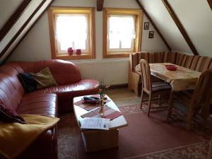 Posezení v ubytování Ferienwohnung Zum Heuschober