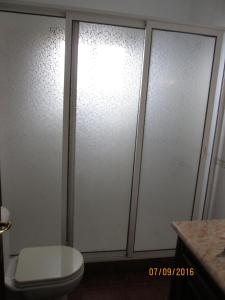 La salle de bains est pourvue de toilettes et de portes coulissantes en verre. dans l'établissement Casa Los Viñedos B, à Fuencaliente de la Palma 25 autres photos