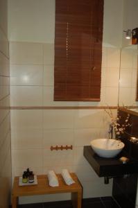 łazienka z umywalką, lustrem i oknem w obiekcie Serene retreat w mieście Rodos