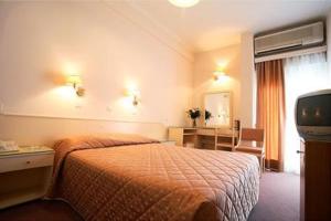 une chambre d'hôtel avec un lit et une télévision dans l'établissement Palladion Hotel, à Ioannina