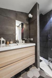 ein Bad mit einem Waschbecken und einer Dusche in der Unterkunft La Casa Della Zia in Sarnico