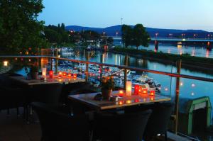 Výhled na řeku, která protéká v blízkosti hotelu