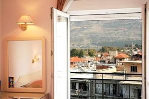 ventana en una habitación con vistas a la ciudad en Palladion Hotel, en Ioannina