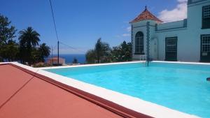 uma piscina em frente a um edifício em Casita del Medianero em Santa Cruz de la Palma