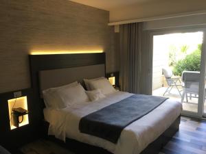 a bedroom with a large bed and a balcony at Residenza RoMa in Tropea