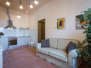 フィレンツェにあるApartments Florence - House in Florence Redのリビングルーム(ソファ付)、キッチン