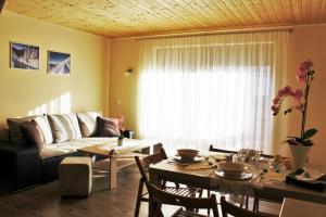 Willa RAJBI في شتوروك: غرفة معيشة مع أريكة وطاولة