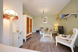 ein Wohnzimmer mit einem Tisch und einem Sofa in der Unterkunft The Bookies Apartments in Sofia