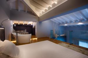 um quarto com uma cama e uma parede azul em Villa Neri Resort & Spa em Linguaglossa