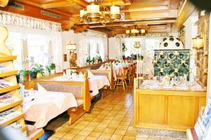 A restaurant or other place to eat at Kärntner Stubn