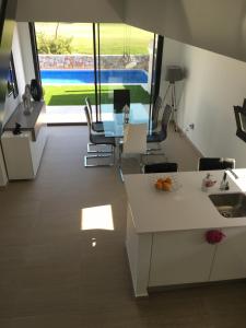 een keuken met een bureau en een tafel met stoelen bij Villa Mar menor Golf in Torre-Pacheco