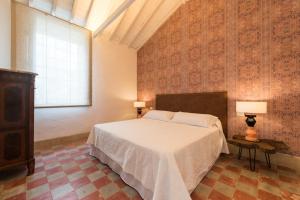 Postel nebo postele na pokoji v ubytování Villa Hacienda de la Guirra + 37 fotografií