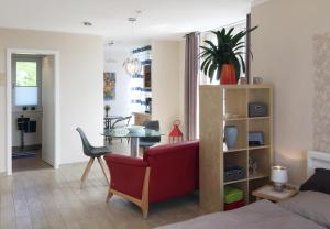 ein Wohnzimmer mit einem roten Sofa und einem Tisch in der Unterkunft Ferienwohnung *Richi* in Sassnitz