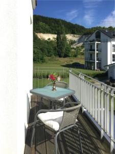 une table sur un balcon avec un vase de fleurs dans l'établissement Ferienwohnung *Richi*, à Sassnitz