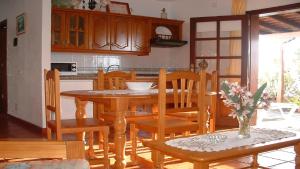 une cuisine avec une table en bois avec des chaises et une tableasteryasteryasteryasteryasteryastery dans l'établissement Casa Los Viñedos B, à Fuencaliente de la Palma