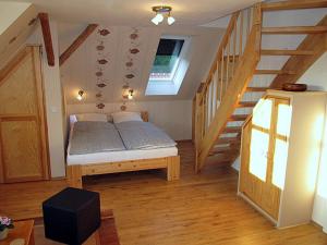 グラール・ミューリッツにある“Haus am Küstenwald” Ferienwohnungenの階段のある部屋にベッドルーム1室(ベッド1台付)