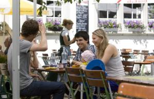 un grupo de personas sentadas en una mesa en un restaurante en Hotel Landgasthof Koechlin, en Lindau