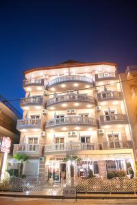 un gran edificio con balcones en un lateral en Hotel Vizantio, en Paralia Katerinis