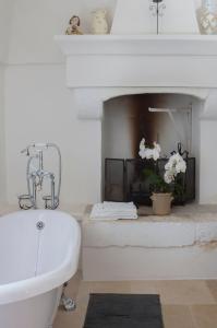 A bathroom at Masseria Il Frantoio