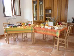 ポントレーモリにあるIl Poggio di Traverdeの食卓2台付きのダイニングルーム