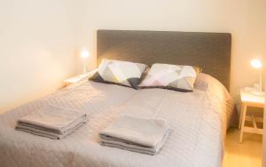 Un pat sau paturi într-o cameră la Apartment City-Pekka