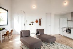 バルセロナにあるDestinationBCN Marimon Apartmentのリビングルーム(椅子2脚、テーブル付)