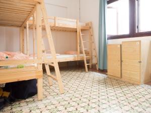 Rúm í herbergi á Lua Lua Hostel Las Palmas