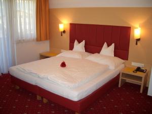 Postel nebo postele na pokoji v ubytování Hotel Gasthof Jäger Zillertal