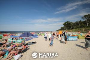 uma grande multidão de pessoas numa praia em Dom Gościnny Marina em Dźwirzyno