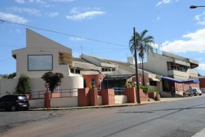 un edificio al lado de una calle en Hotel Varandas Araraquara, en Araraquara