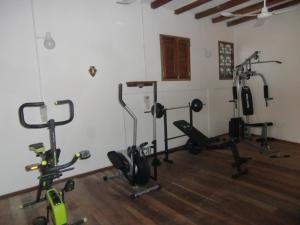 un gimnasio con varios equipos de ejercicio en una habitación en Villa Escondida en Zipolite
