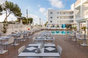 Basen w obiekcie Welikehotel Triton Beach lub w pobliżu