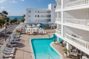 Basen w obiekcie Welikehotel Triton Beach lub w pobliżu
