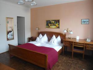 a hotel room with a bed and a desk at Hotel Apartment Rothensteiner in Vienna