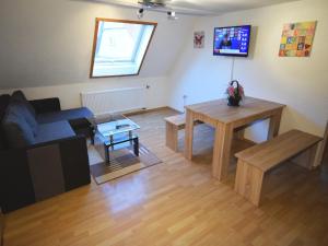 sala de estar con sofá y mesa en AB Apartment Objekt 76, en Fellbach