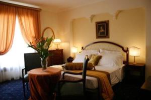 Postel nebo postele na pokoji v ubytování Grand Hotel Palace