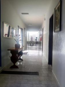 a hallway with a table in the middle of a building at Hotel JF in Pirassununga