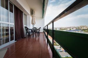 トレモリノスにあるHolidays2Torremolinos Apartamento de 3 dormitorios con terraza y piscina comunitariaのバルコニー(テーブル、椅子付)