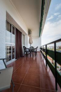 A balcony or terrace at Holidays2Torremolinos Apartamento de 3 dormitorios con terraza y piscina comunitaria