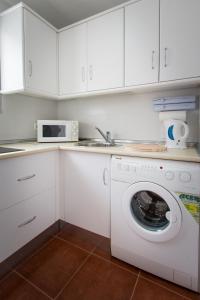 A kitchen or kitchenette at Holidays2Torremolinos Apartamento de 3 dormitorios con terraza y piscina comunitaria