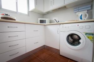 A kitchen or kitchenette at Holidays2Torremolinos Apartamento de 3 dormitorios con terraza y piscina comunitaria