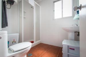 A bathroom at Holidays2Torremolinos Apartamento de 3 dormitorios con terraza y piscina comunitaria