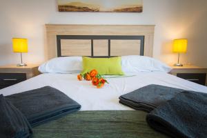 A bed or beds in a room at Holidays2Torremolinos Apartamento de 3 dormitorios con terraza y piscina comunitaria